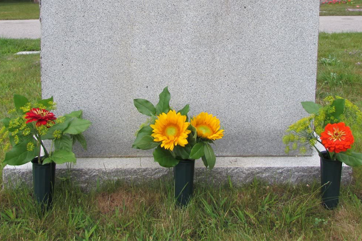 8Pcs Grave Ground Stake Vase Cemetery Memorial Vase with Spikes Resin Cones Flowers Holder-Green