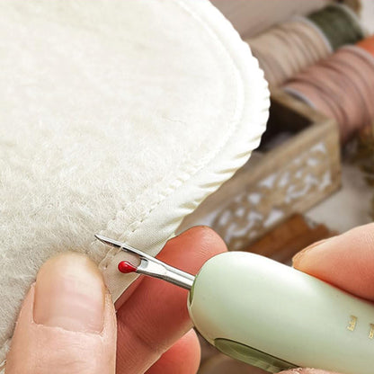 2Pcs 2-in-1 Needle Threader Seam Ripper for Sewing Sewing Seam Ripper Tools Green