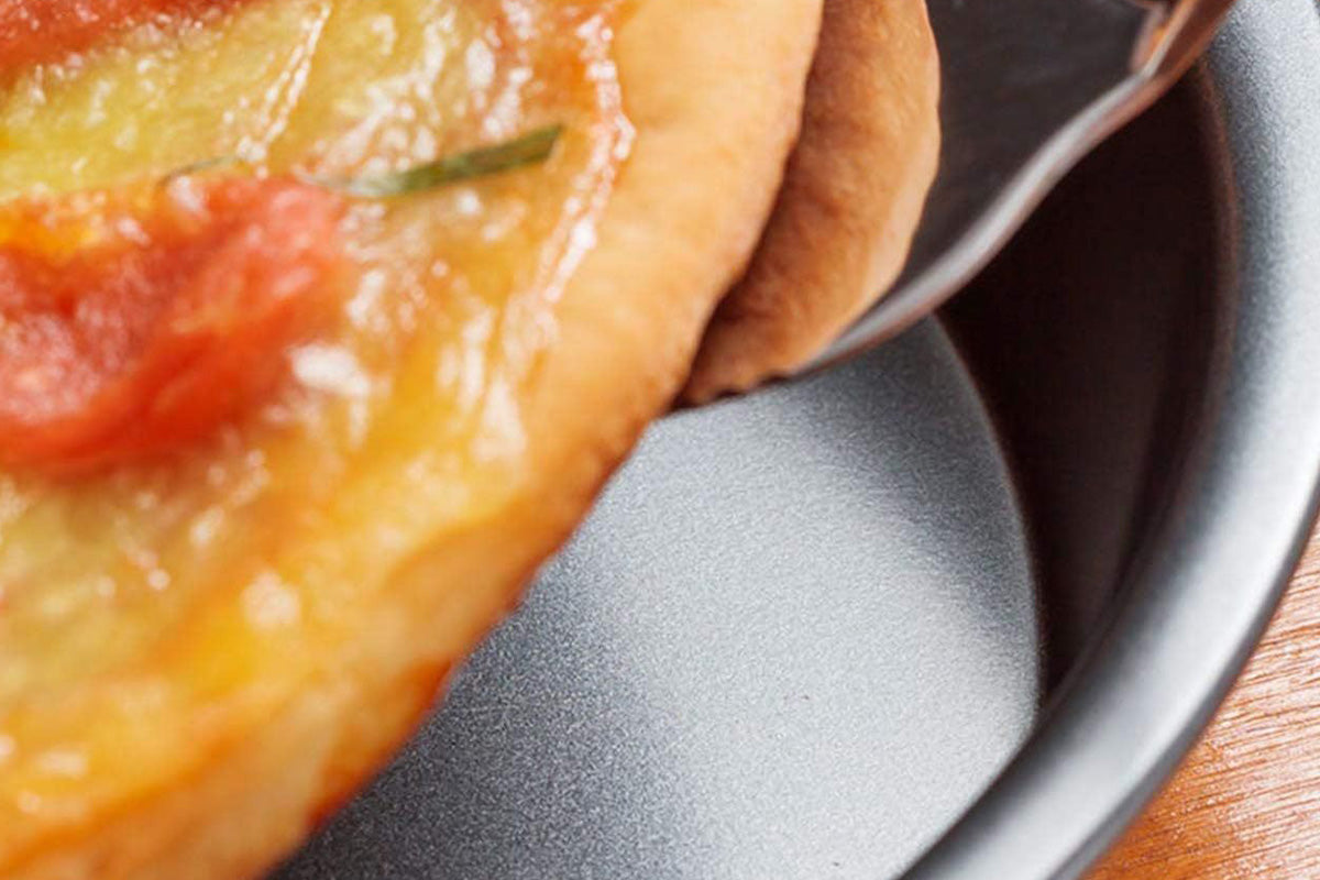 Pizza Pan Non Stick Crisper Tray Carbon Steel Round Oven Bakeware with Holes -26cm