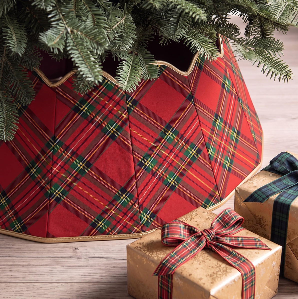 75cm Round Foldable Christmas Tree Skirt with Gold Trim