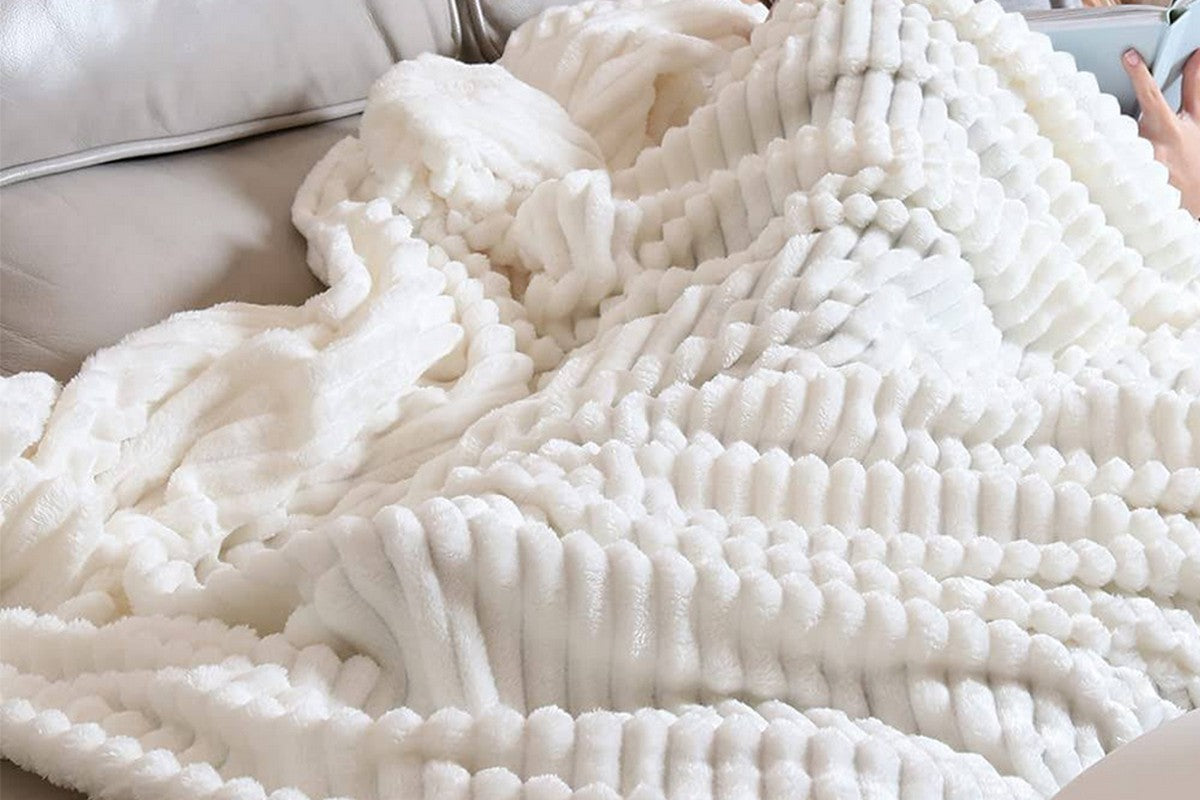 Super Soft Warm Flannel Plush Blankets Throws For Couch Sofa Bed-White