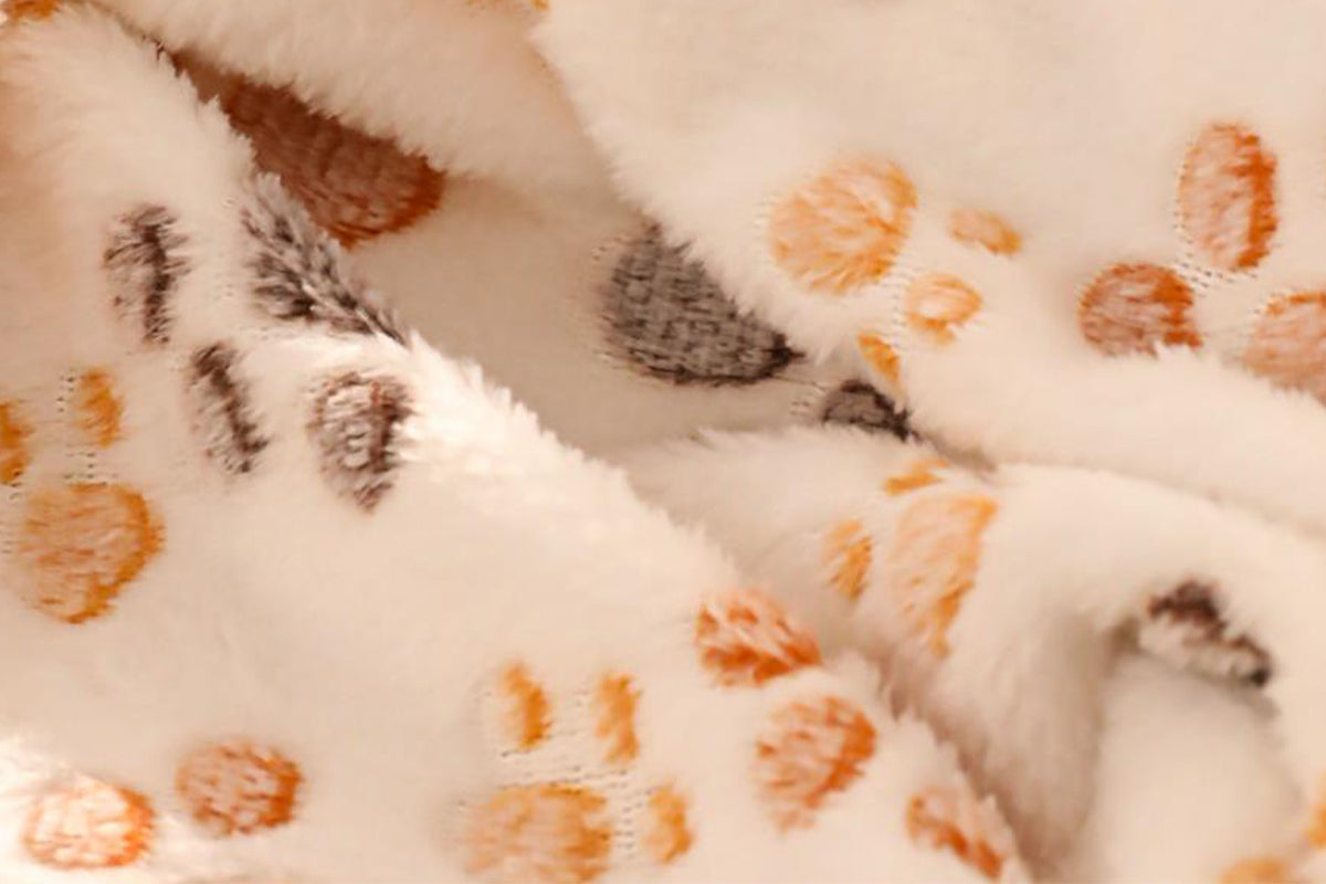 107x75cm Fluffy Fleece Dog Blanket Mat Paw Print Puppy Kitten Throw Blanket -White