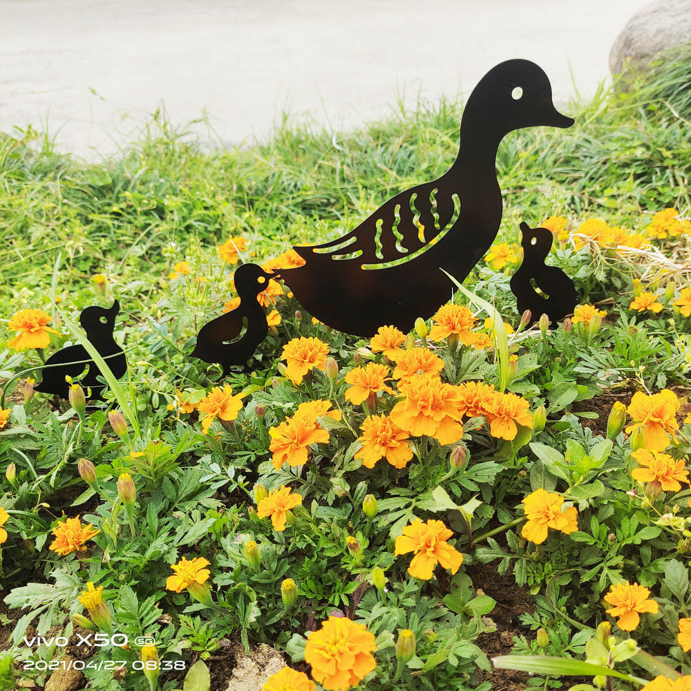 Metal Family Duck Shape Stake Lawn Retro Animal Sculpture Ornament