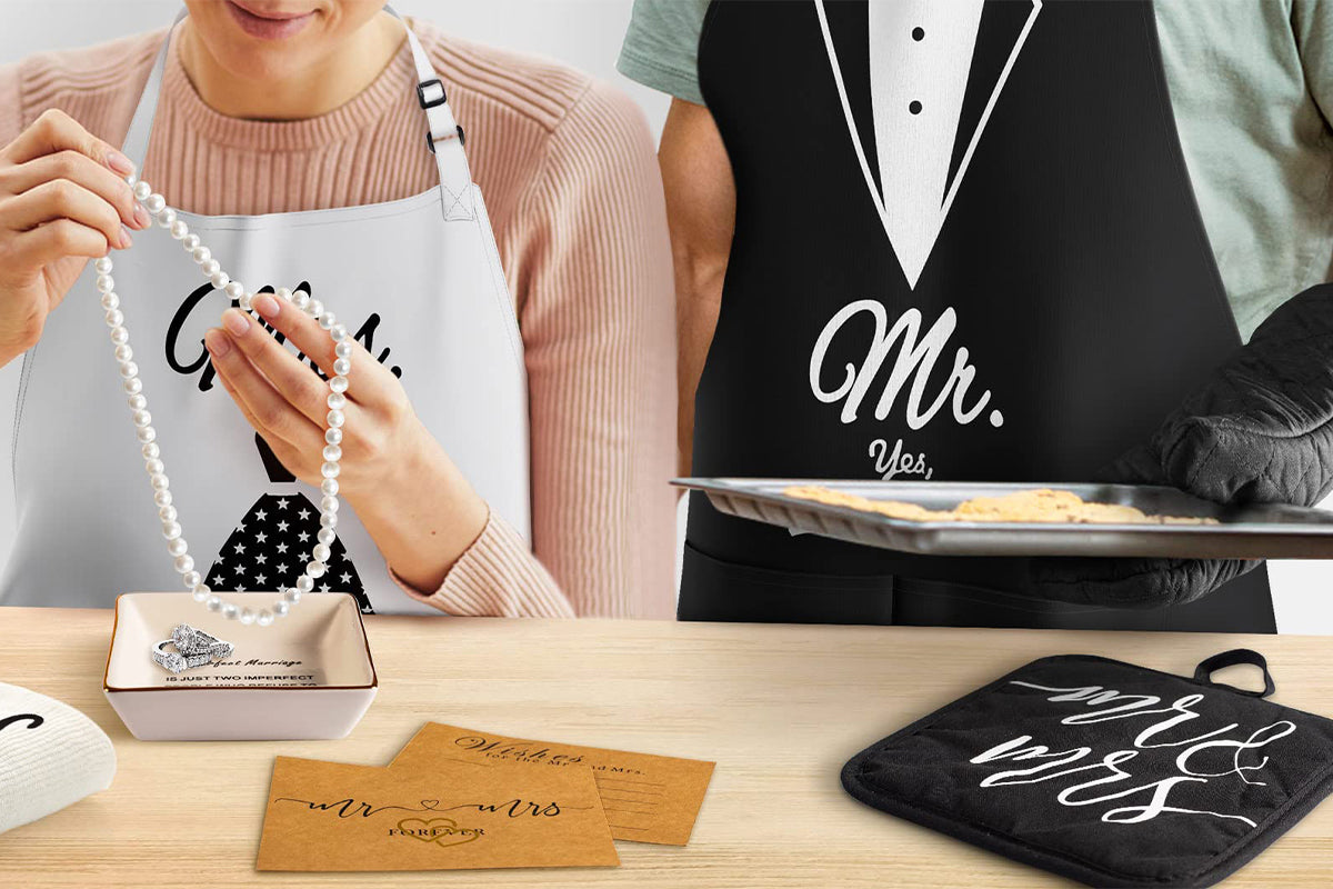 Mr and Mrs Aprons for Couple Gift Bridal Shower with Oven Glove and Pot Holder